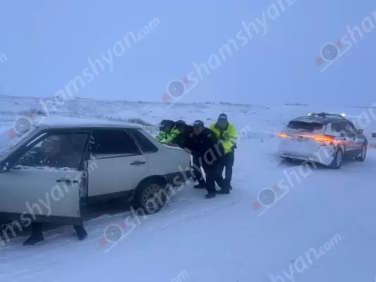 Սյունիքում պարեկները մերկասառույց ճանապարհներից ու ձնաբքերի միջից դուրս են բերել 4 տասնյակից ավելի մեքենաներ