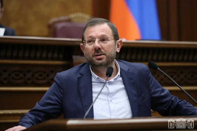 Պապիկյանն իր բուն գործով զբաղվելու փոխարեն մաս է կազմում փաշինյանական կեղծ պատարագների մասսովկան ապահովող շրջիկ թատերախմբին. Մանուկյան