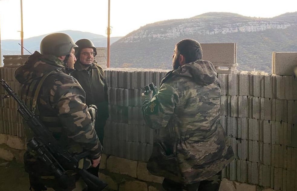 Президент Арцаха пообщался с воинами Армии обороны и ополченцами, которые уже более суток отражают попытки наступления врага на столицу, предпринимаемые с направления Шуши