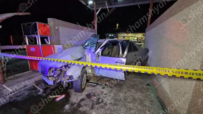 Երևան-Սևան ավտոճանապարհին «Mercedes»-ը դուրս է եկել երթևեկելի գոտուց և բախվել գազալցակայանի լիցքավորման կետերի բաժանարար պատին․ կան վիրավորներ