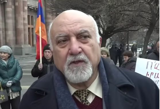 Պարույր Հայրիկյանը բողոքի ակցիա է իրականացրել ՀՀ կառավարության շենքի դիմաց (տեսանյութ)