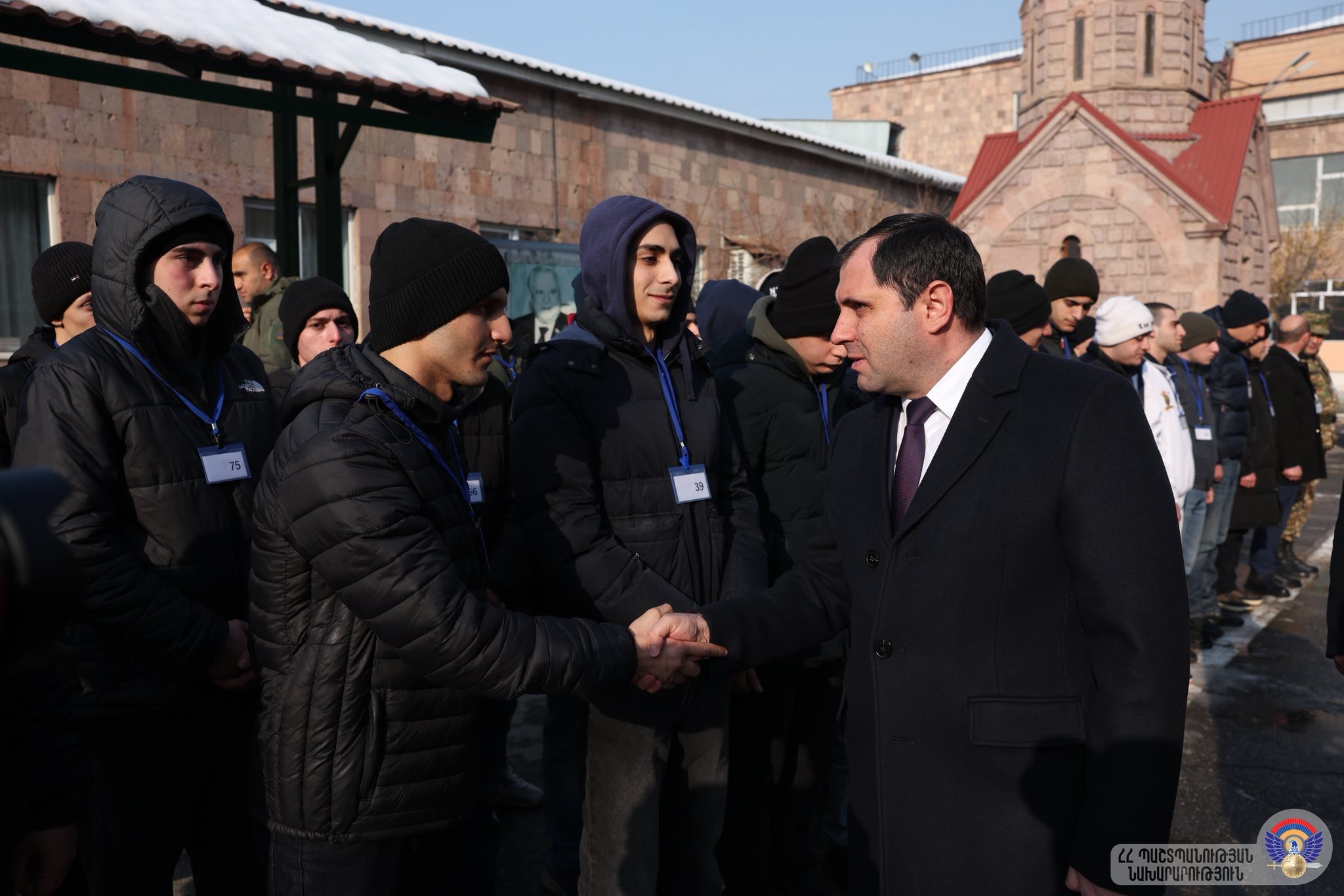 Պապիկյանը ձմեռային զորակոչի մեկնարկի կապակցությամբ այցելել է ՊՆ կենտրոնական հավաքակայան