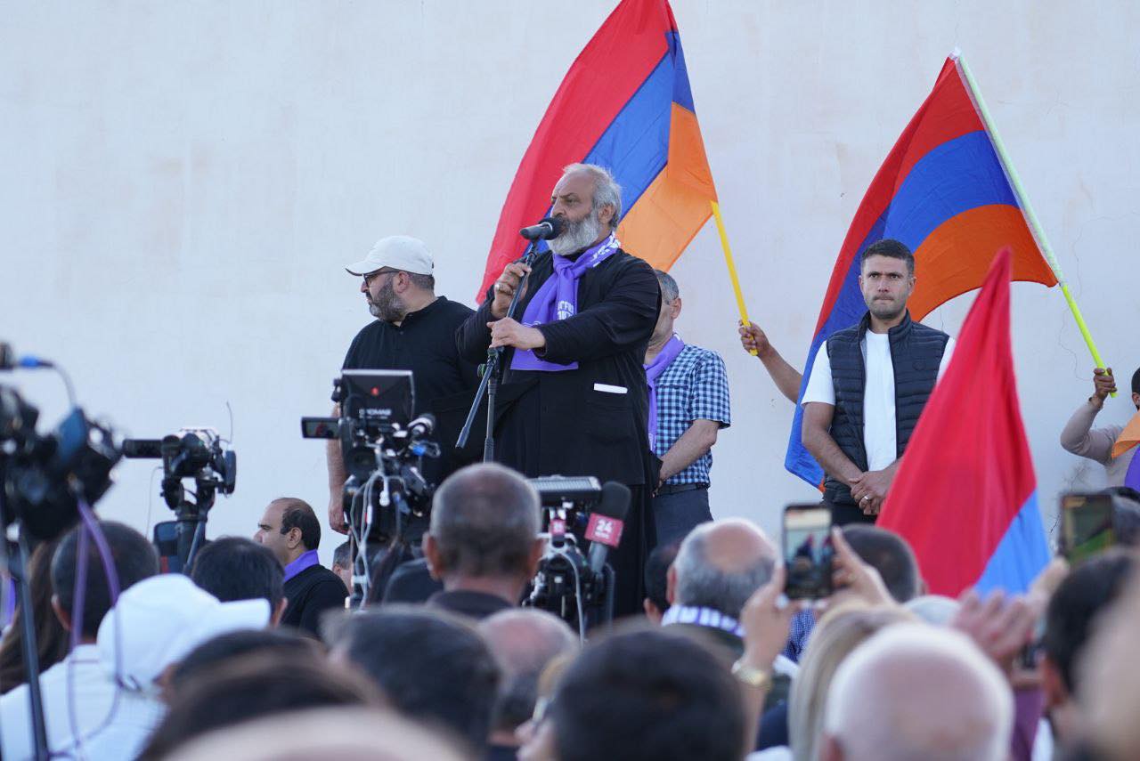 Այստեղ գալուց ամբողջ ճանապարհին մտածում էի՝ մի քանի տարի առաջ այս ճանապարհով Արցախ էինք գնում. Բագրատ Սրբազան