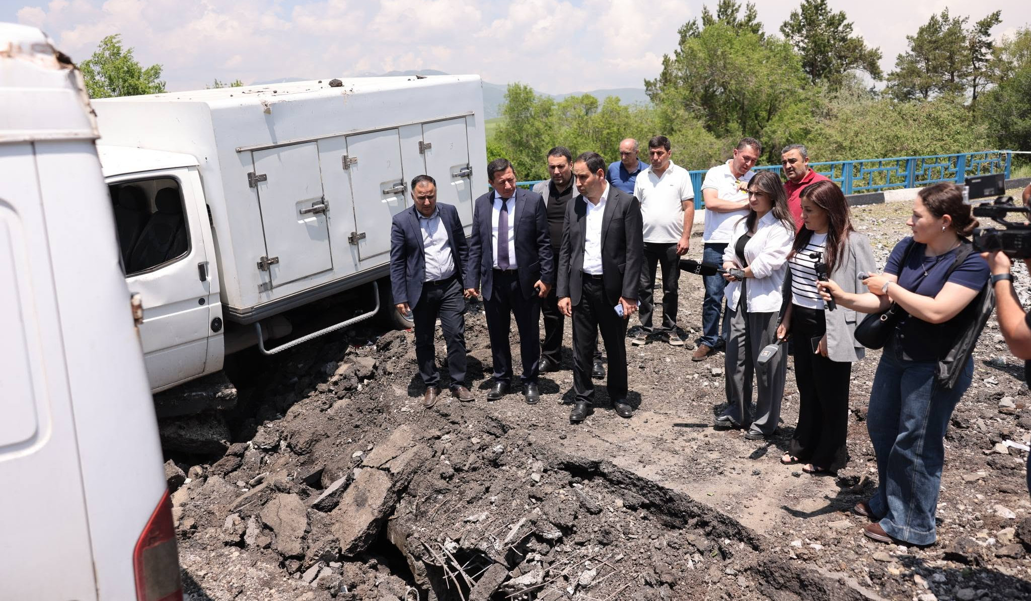 ՏԿԵ նախարարն այցելել է Երևան-Սևան ավտոճանապարհի՝ Չարենցավանի հատված, որտեղ կայծակի հարվածից կամուրջ էր փլուզվել