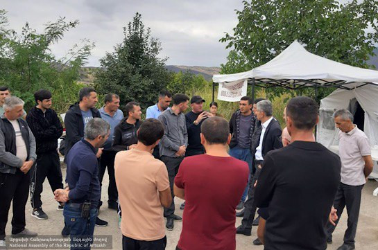 ԱՀ ԱԺ նախագահն այցելել է Ասկերանի տանկի մոտ հավաքված քաղաքացիներին՝ իրավիճակին տեղում ծանոթանալու համար