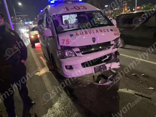 Ավտովթար Երևանում. բախել են շտապօգնության ավտոմեքենան ու Mercedes-ը. բուժքույրը տեղափոխվել է հիվանդանոց