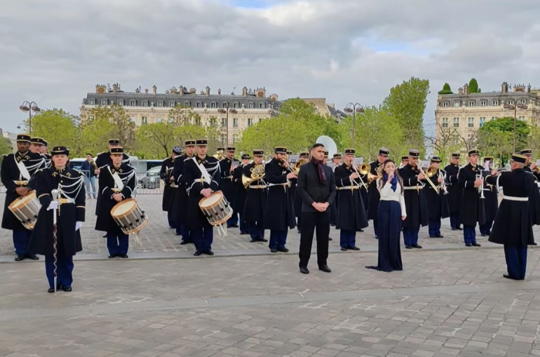 «Էրեբունի-Երևան» երգի կատարումը՝ Փարիզի Հաղթական կամարի ներքո (տեսանյութ)