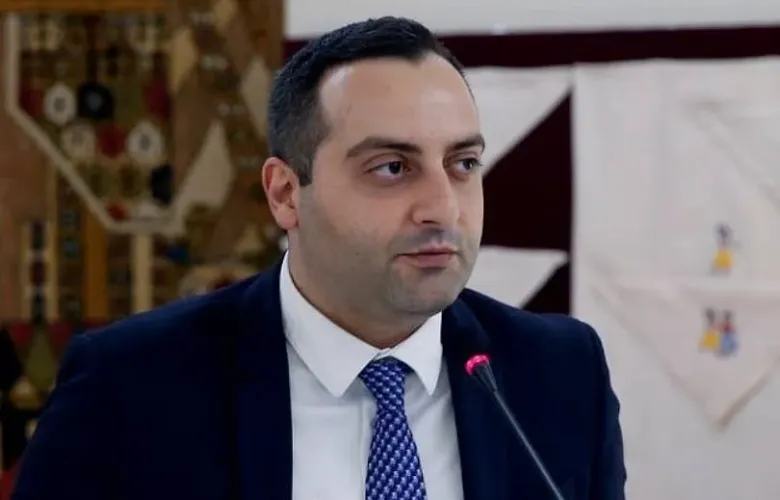 Փոխքաղաքապետը լրագրողի դիտարկումից հետո ընդհատեց ճեպազրույցն ու հեռացավ