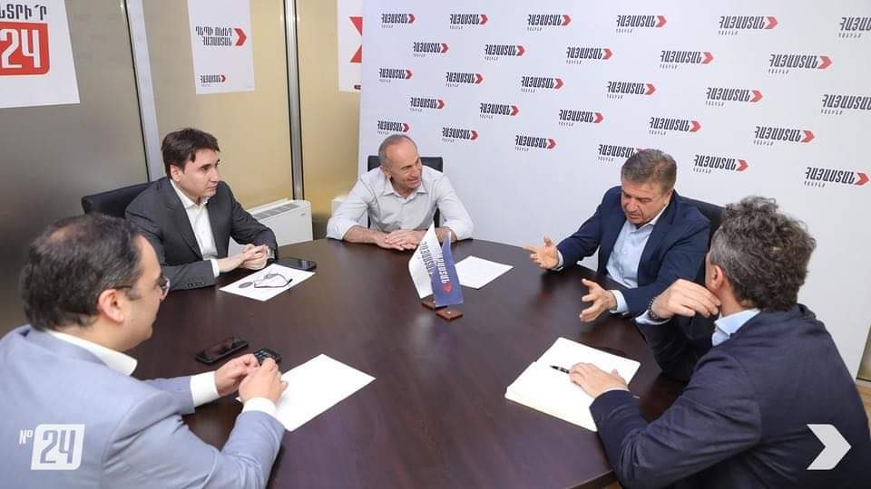 Состоялась встреча Роберта Кочаряна с Кареном Карапетяном