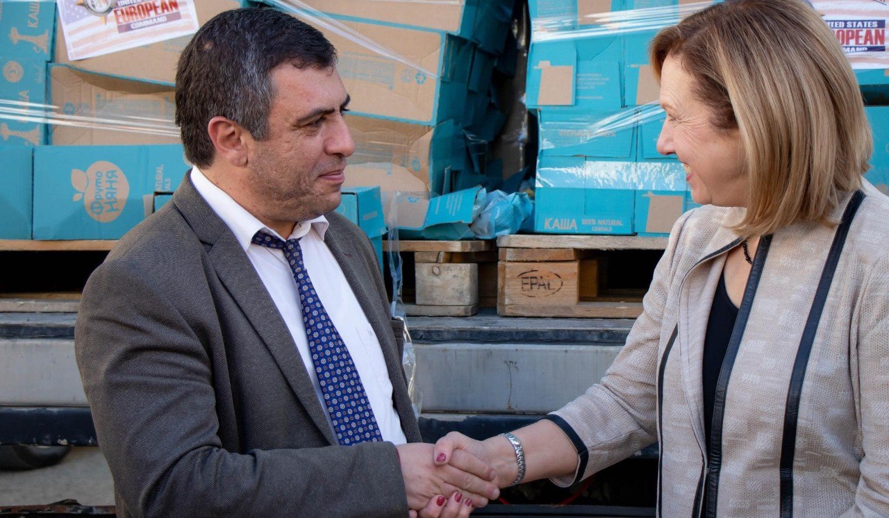Посол США передал губернатору Лори помощь, предназначенную для вынужденных переселенцев из Нагорного Карабаха
