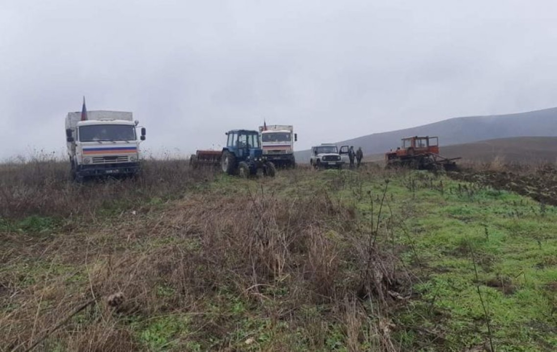 ВС Азербайджана открыли огонь по комбайну в селе Сарушен в Карабахе
