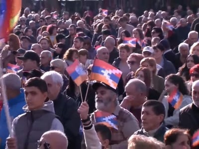 Ֆրանսիայի հրապարակում միասնության հանրահավաքը սկսվեց  1988-ի շեփորի հնչյուններով եւ Տերունական աղոթքով