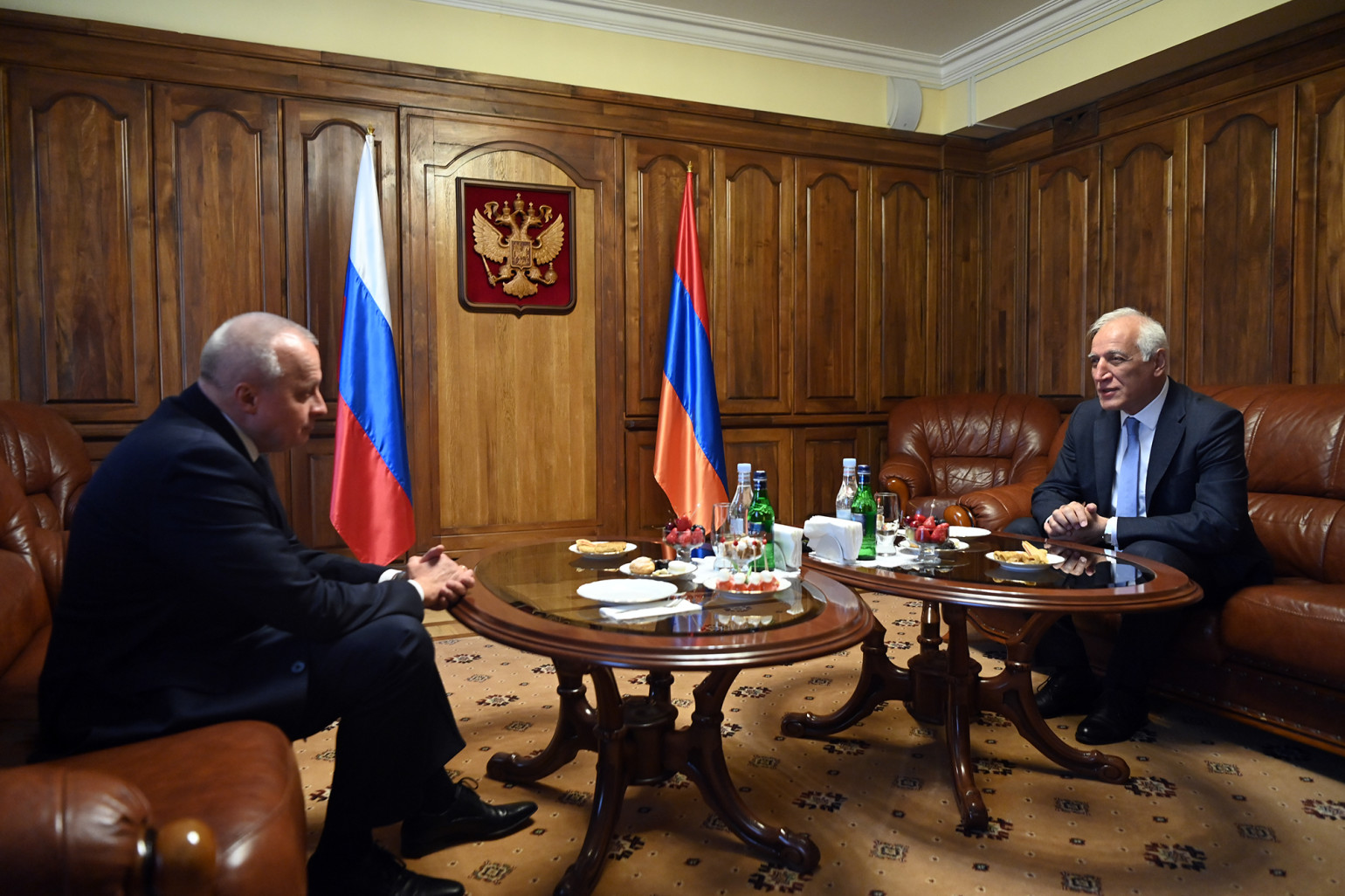 Վահագն Խաչատուրյանը Ռուսաստանի օրվա կապակցությամբ այցելել է Հայաստանում ՌԴ դեսպանատուն