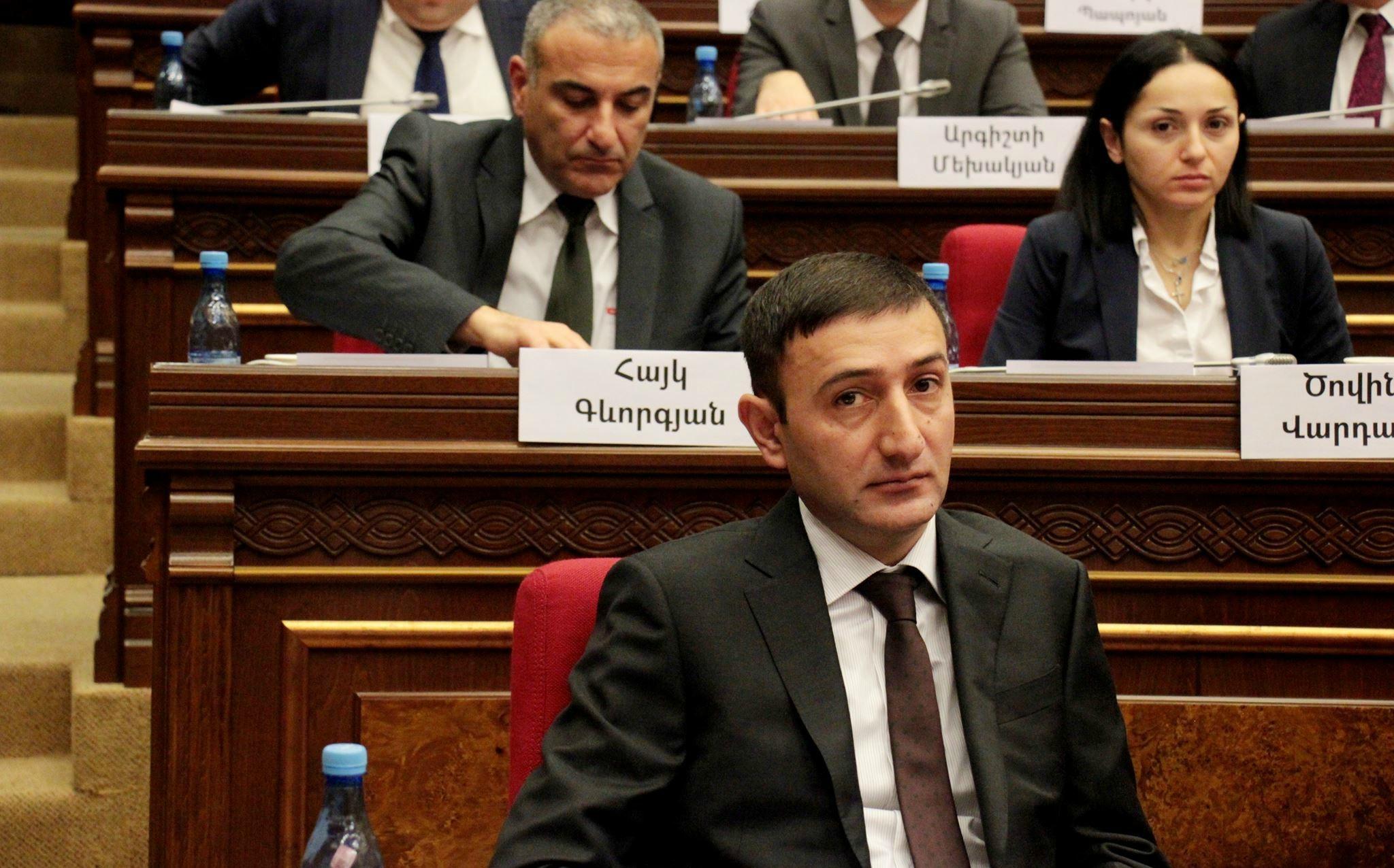 Պարզաբանում. Պարետատան որոշումը վերաբերում է միայն առևտրի կենտրոններին (մոլերին) 