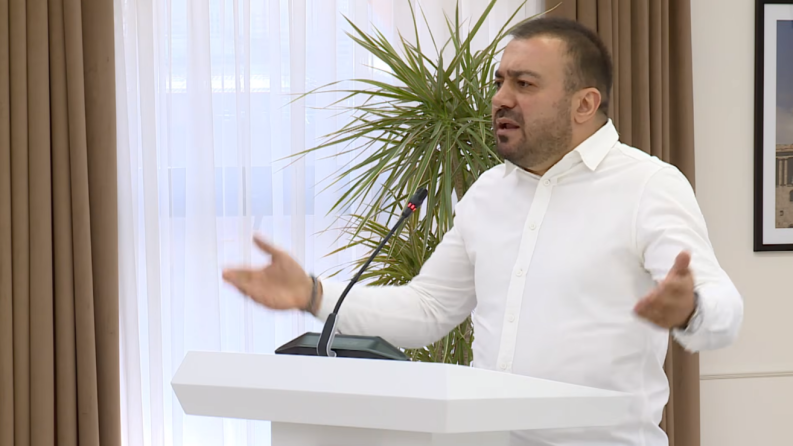 Պարբերաբար ավագանու նիստերի դահլիճը վերածվում է բոքսի ռինգի. Մանուկ Սուքիասյան
