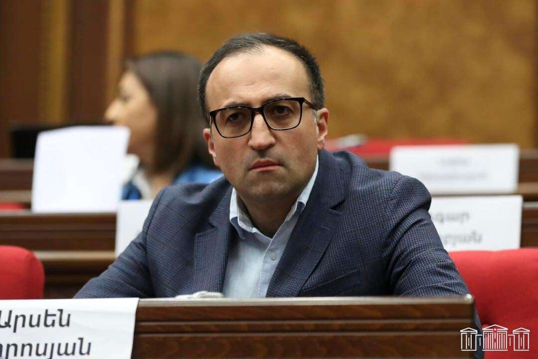 Արսեն Թորոսյանը վայր է դնում պատգամավորական մանդատը