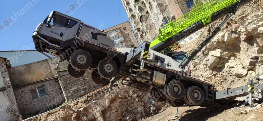 Երևանում կառուցվող էլիտար շենքի շինհրապարակից աշխղեկը տեղափոխվել է հիվանդանոց. նա մնացել է ավտոկռունկի և շենքի հիմքի համար քանդված փորվածքի միջև