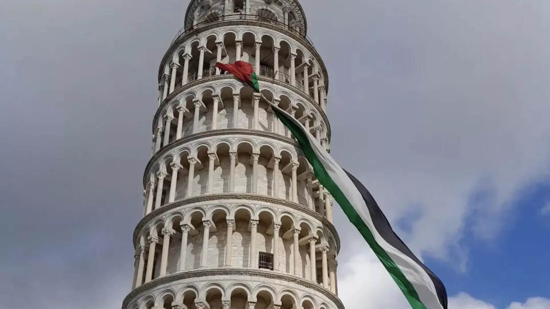 Իտալացի ուսանողները Պիզայի աշտարակի վրա փակցրել են Պաղեստինի դրոշը
