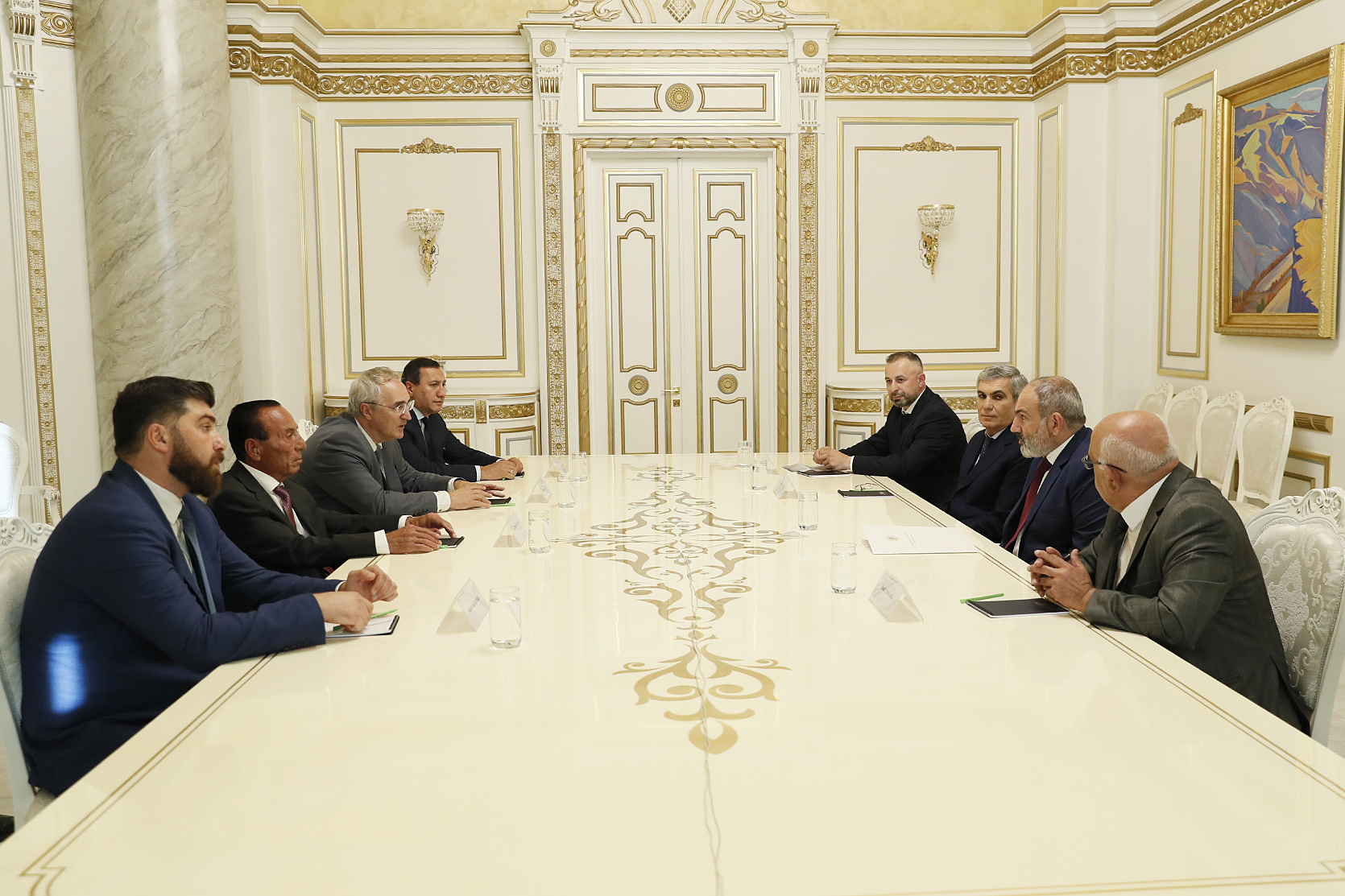 Премьер-министр провел встречу с руководителями внепарламентских политических сил