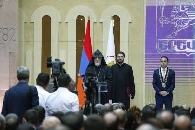 Հեղափոխական իշխանությունը նախընտրում է կոռումպացվածի իմիջ ունեցող հոգեւորականներին․ «Հրապարակ»