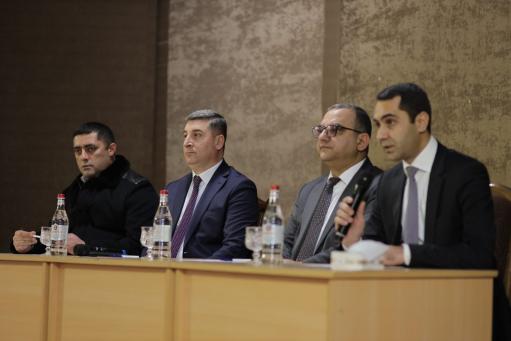 Գնել Սանոսյանն ու Տիգրան Խաչատրյանը հանդիպել են ԼՂ-ից բռնի տեղահանվածների հետ