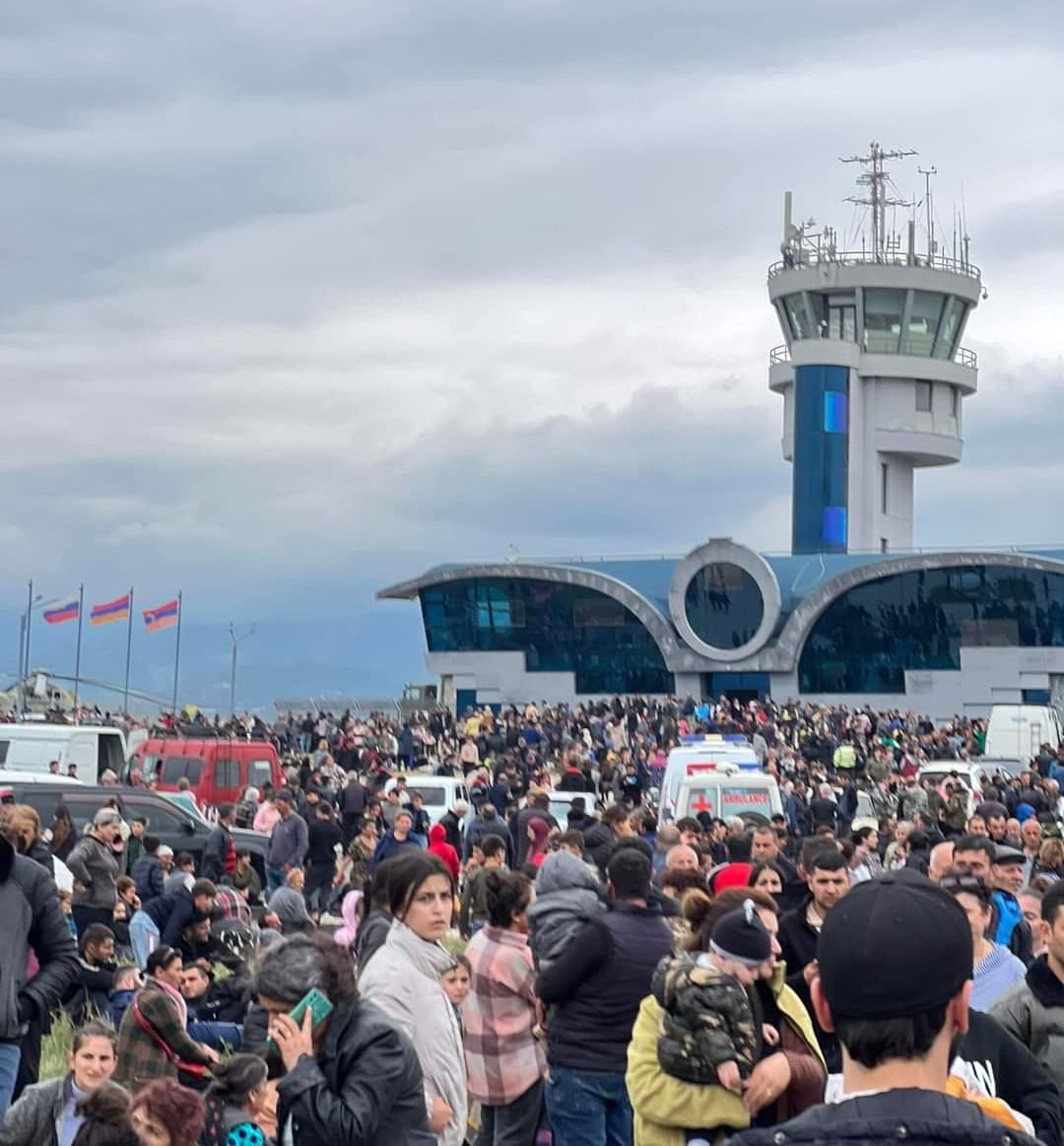 ԼՂ մի շարք բնակավայրերից տարհանված բնակիչները Ստեփանակերտի օդանավակայանում մնացել են առանց սննդի ու անօթևան