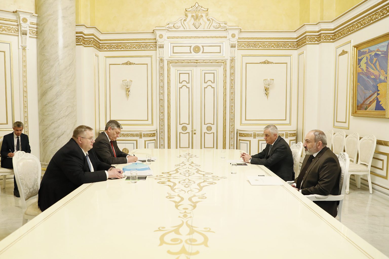 Премьер-министр Пашинян принял Алексея Оверчука и Андрея Руденко