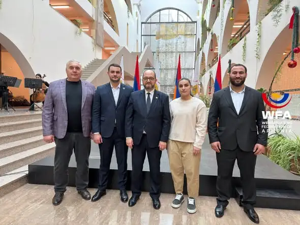 Ծանրորդներ Սիմոն Մարտիրոսյանն ու Լիանա Գյուրջյանը պարգևատրվեցին Տիգրան Ավինյանի կողմից