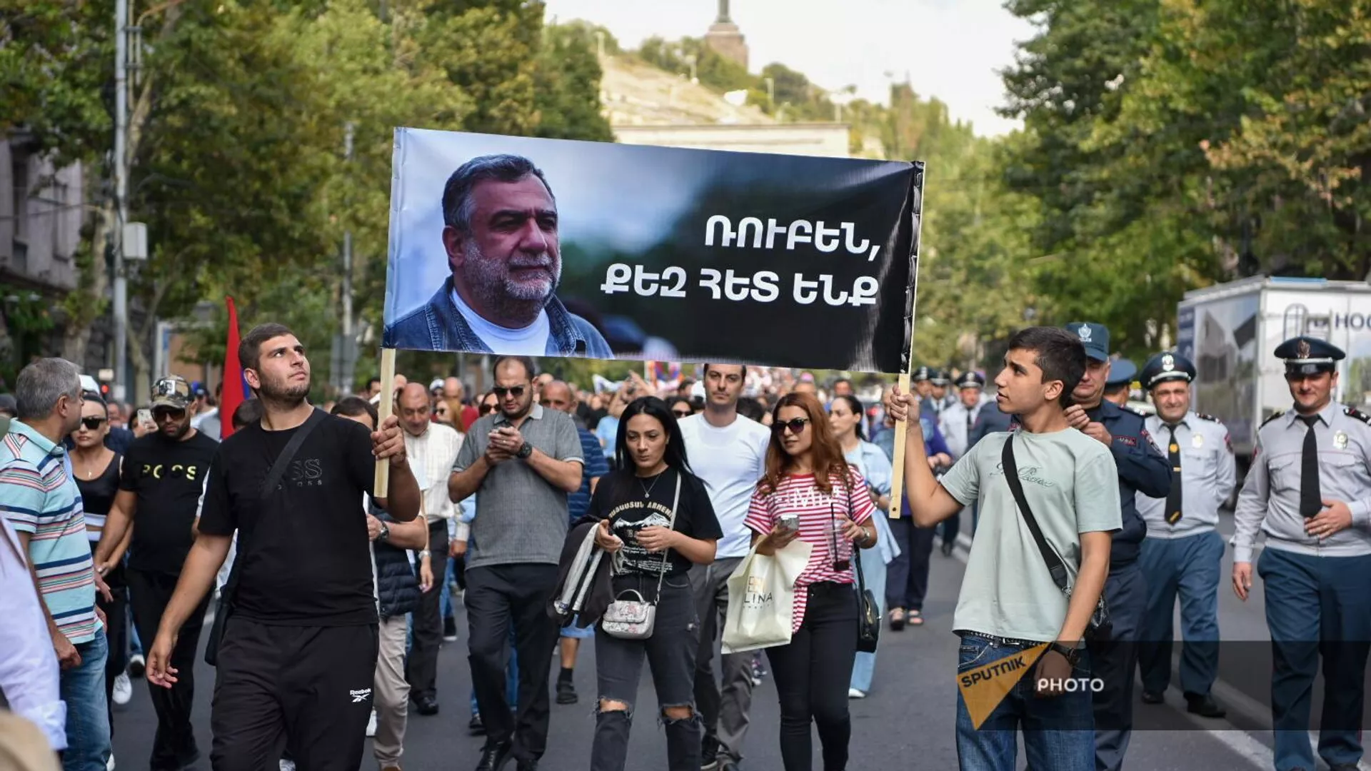 «Մատենա» դպրոցի տարածքում Ռուբեն Վարդանյանին ուղղված աջակցության խոսքերը գիրք են դառնալու