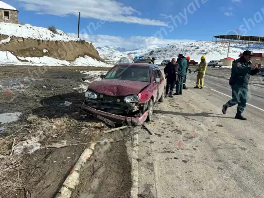 Երևան-Մեղրի ավտոճանապարհին բախվել են «Mercedes»-ն ու «Volkswagen Golf»-ը․ 3 վիրավորներից 2-ը երեխաներ են