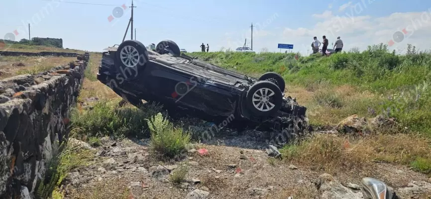 Սևան-Մարտունի ավտոճանապարհին 36-ամյա վարորդը «Kia Forte»-ով դուրս է եկել երթևեկելի գոտուց, բախվել քարերին և գլխիվայր հայտնվել ձորակում. կա վիրավոր