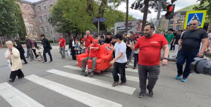 «Բոլորին դեմ եմ»-ը Վանաձորում «Դիվան քշելու» ակցիա է իրականացրել (տեսանյութ)