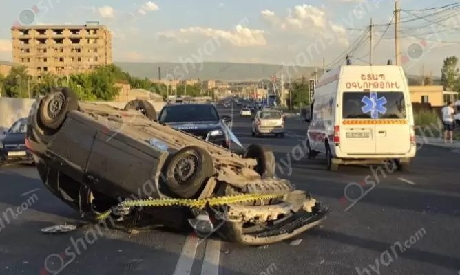 Արզնու խճուղում բախվել են «Nissan Tiida»-ն ու «Toyota Camry»-ն. «Nissan»-ը գլխիվայր շրջվել է, «Toyota»-ն հայտնվել է երթևեկելի գոտուց դուրս. կա վիրավոր