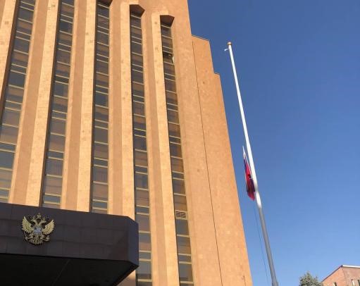 ՌԴ դեսպանատունը իջեցրել է դեսպանատան դիմաց տեղադրված իր պետական դրոշը