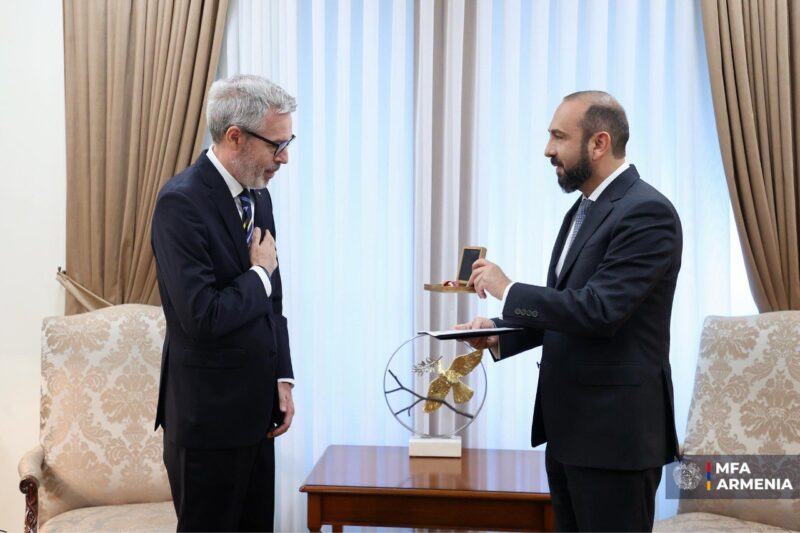Արարատ Միրզոյանը Շվեդիայի դեսպանին պարգևատրել է ԱԳՆ պատվո մեդալով