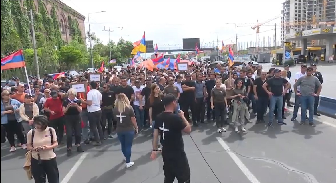 Տիգրանաշենից քայլերթ իրականացնող ընդդիմադիրները շարժվում են դեպի Ֆրանսիայի հրապարակ. ուղիղ
