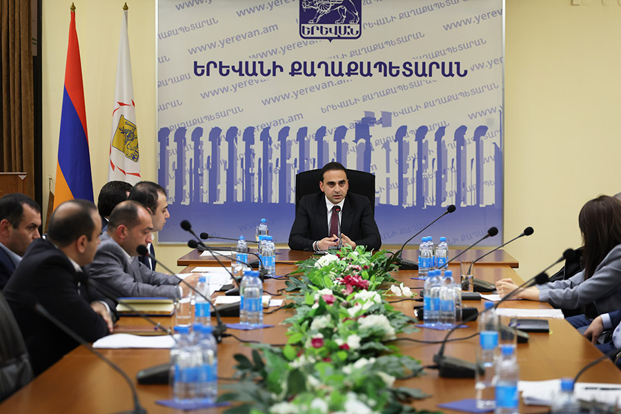 Տիգրան Ավինյանը հանդիպել է Անաստաս Միկոյան 64 շենքի բնակիչների հետ