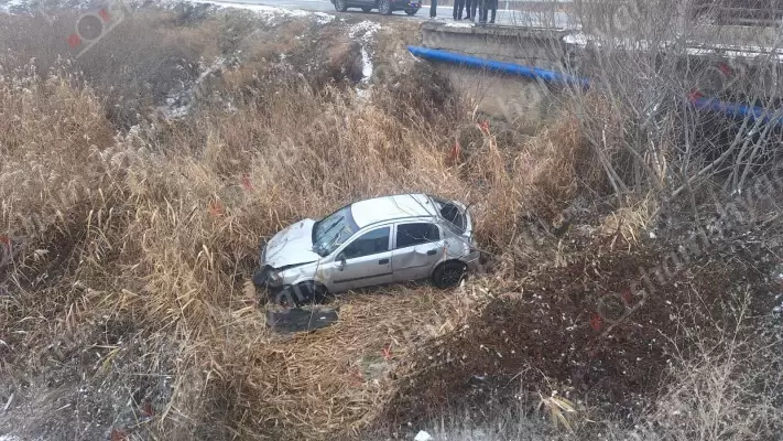 62-ամյա վարորդն Ուրցաձորում դուրս է եկել ճանապարհի երթևեկելի գոտուց և մոտ 4 մետր բարձրությունից հայտնվել ձորակում