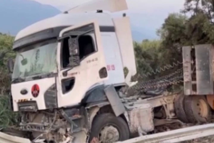 В Турции пассажирский автобус столкнулся с двумя фурами: есть погибшие и раненые