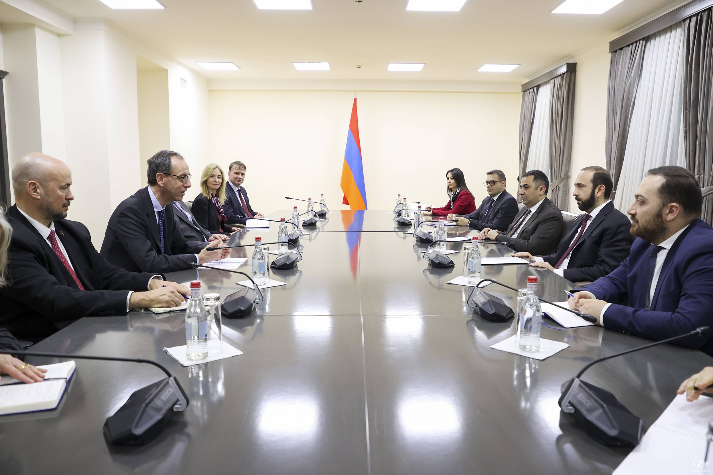 Министр иностранных дел Армении Арарат Мирзоян принял делегацию во главе со Стефано Томатом