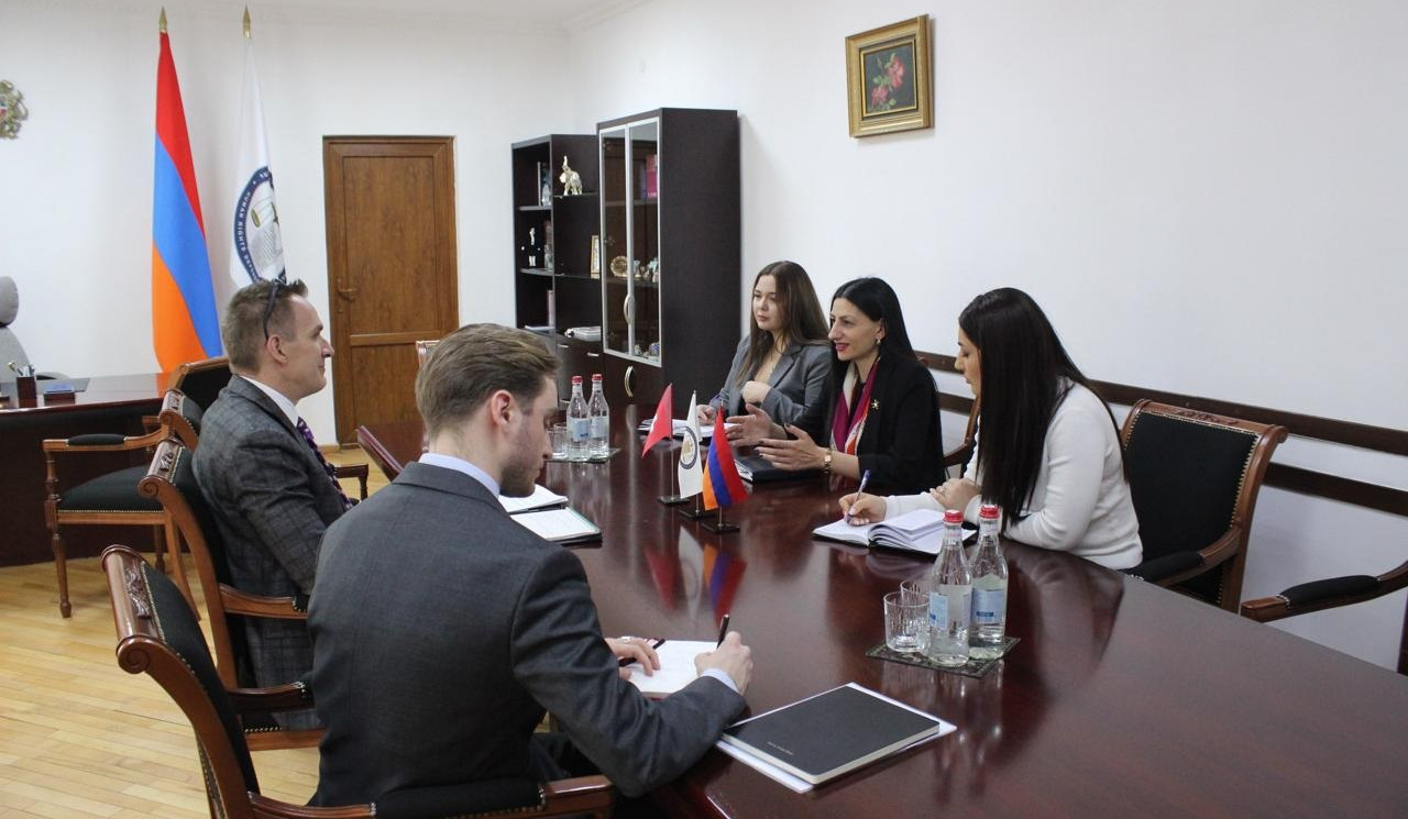 Մանասյանը Շվեյցարիայի դեսպանին է ներկայացրել ԼՂ-ից տեղահանված անձանց իրավունքների պաշտպանությանն առնչվող հարցեր