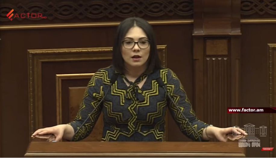 Փոխնախարարի կոշիկի կրունկները խորհրդարանում կոտրվեցին. Օգնության հասավ Նաիրա Զոհրաբյանը
