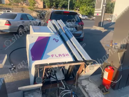 Երևանում գազաբենզալցակայանում «Mercedes»-ի վարորդը շարժվել է լիցքավորման ժամանակ, ինչի հետևանքով հեղուկ գազի վառելիքաբաշխիչ աշտարակն ընկել է «Nissan Rogue»-ի վրա