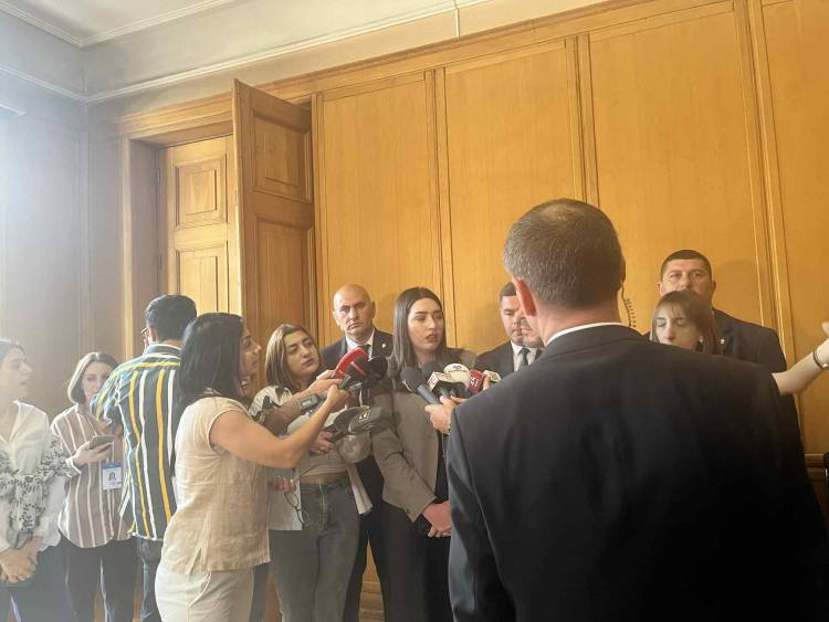 Արփինե Սարգսյանն իրեն շրջապատել է ախրանայով․ «Հրապարակ»