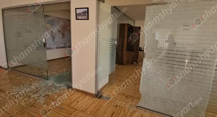 Երևանում թալանել են բեռնափոխադրումներ իրականացնող ընկերություններից մեկը. կոտրել են դուռն ու աշխատասենյակների ապակե դռներն ու հափշտակել են չհրկիզվող պահարանը