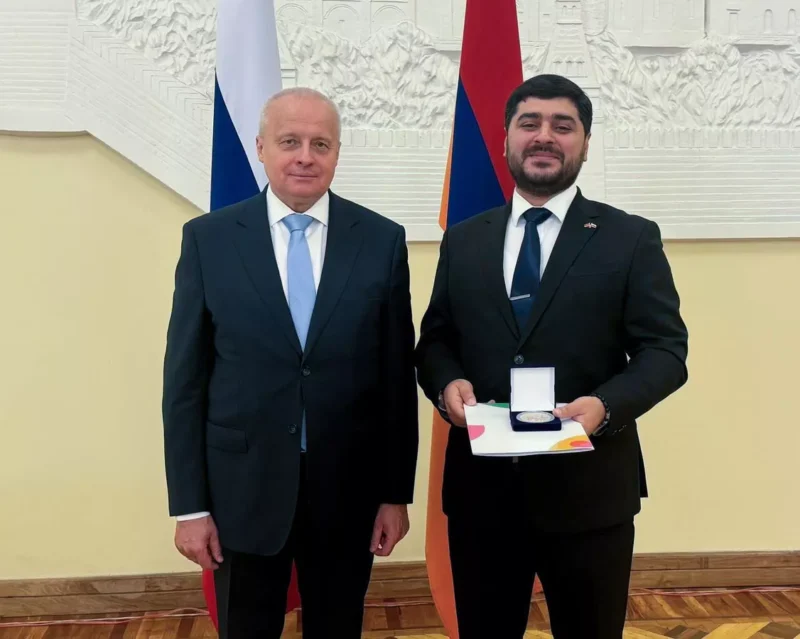 Ռուսաստանի դեսպանը պարգևատրել է հայաստանցի երիտասարդ ակտիվիստներին