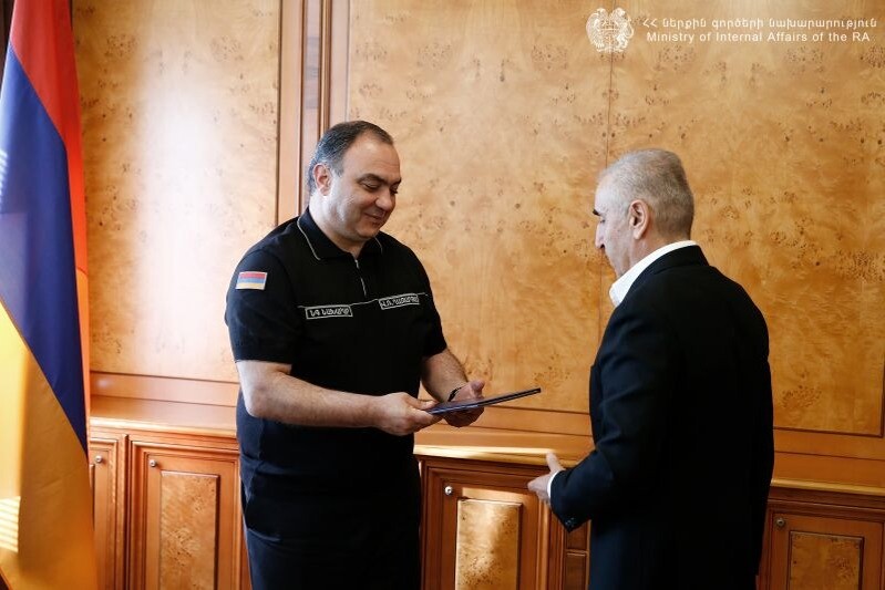 ՀՀ ՆԳ նախարարը պատվոգրեր է հանձնել «Կախվածություն» հեռուստասերիալի անձնակազմին
