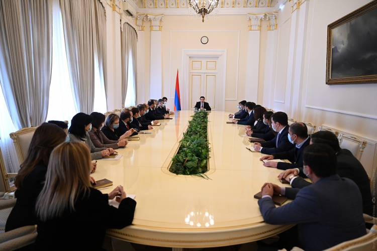 Արմեն Սարգսյանի հրաժարականից հետո նախագահի աշխատակազմում ազատումների շքերթ է սկսվել․ «Հրապարակ»