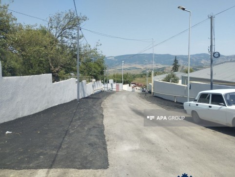 Ադրբեջանն ակտիվորեն ադրբեջանgիներով բնակեցնում է առաջին հերթին նախկինում զուտ հայաբնակ բնակավայրերը, որտեղ երբևիցե ադրբեջանgի բնակչություն չի եղել