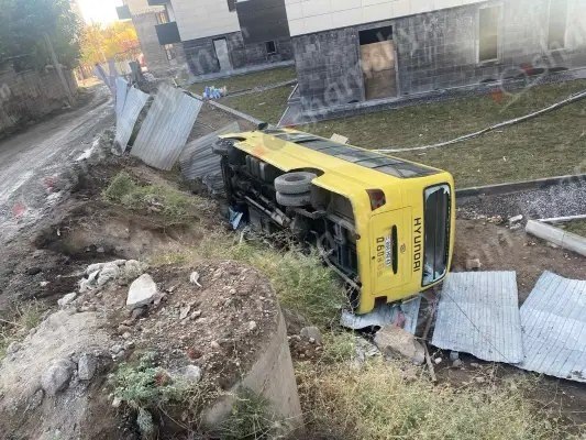 Երևանում «Hyundai» ավտոբուսը կողաշրջվել է․ 11 օտարերկրացիներ տեղափոխվել են հիվանդանոց